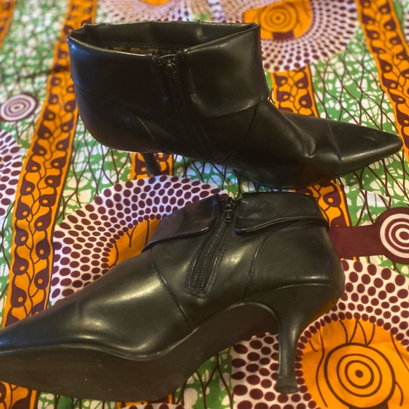 Black collared ankle bootie - Picture 2 of 4